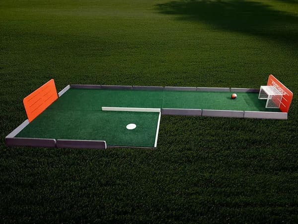 Piste en gazon synthétique de Footigolf Stadium avec obstacle retourné