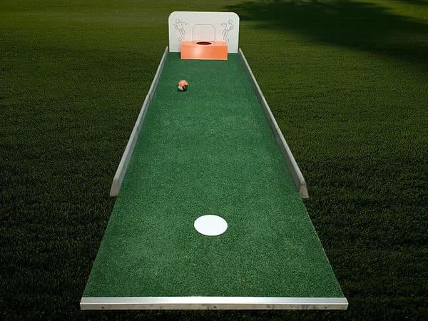 Piste en gazon synthétique de Footigolf Stadium avec obstacle podium