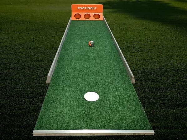 Piste en gazon synthétique de Footigolf Stadium avec obstacle cibles inclinées