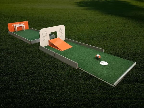 Piste en gazon synthétique de Footigolf Stadium avec obstacle rivière
