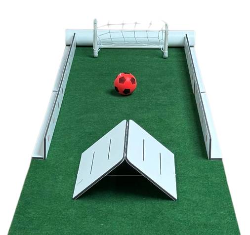 Piste de Funny Foot avec un obstacle pyramide tunnel