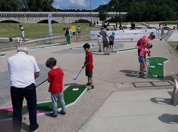 Installation de minigolf en extérieur pour un événement