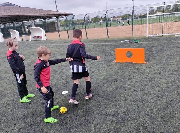 enfants jouant à Footigolf Club pendant un entrainement de foot