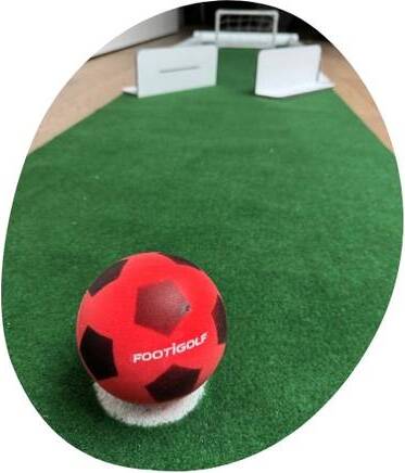 piste gazon synthétique avec miniballon, obstacle et but