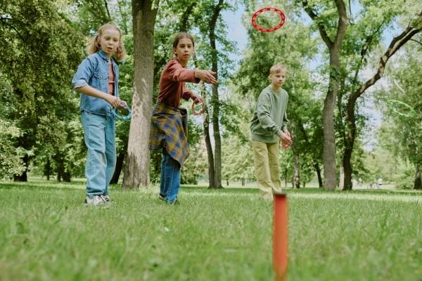 Adolescent qui lance un anneau pour atteindre un piquet