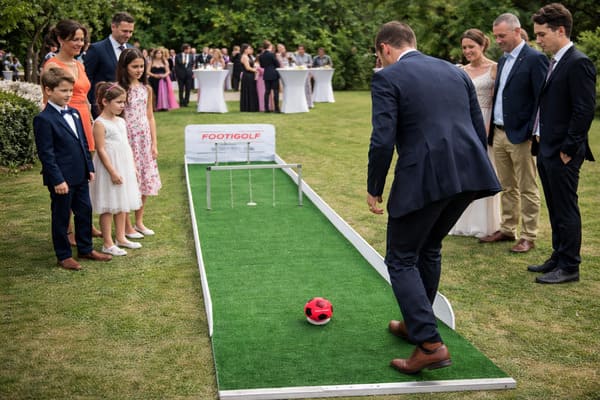 Invité de mariage sur une piste de Footigolf